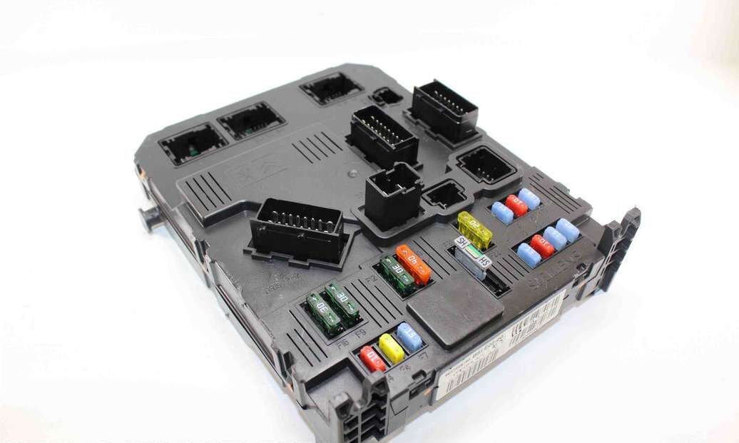 BSI Caja de fusibles Peugeot 206 Citroen Berlingo 9657999780 S118085220F S118085220 F
