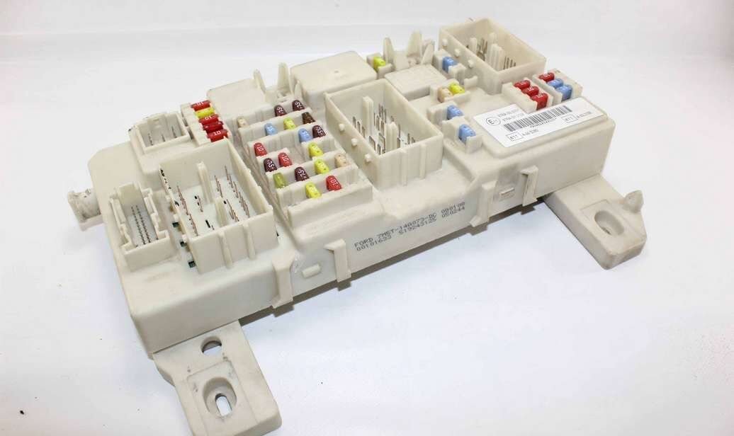 Caja de fusibles Ford Focus 7M5T14A073DC 7M5T-14A073-DC 519243125 7M5T14A073CB 7M5T 14A073 CB 8M5T14014GAB 8M5T 14014 GAB 97RA000001 97RA-00 0001 97RA012108 97RA-01 2108