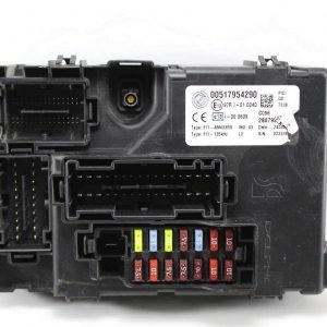 Caja de fusibles Fiat Punto Grande 00517954290 28079637 97RI010040 97RI-01 0040