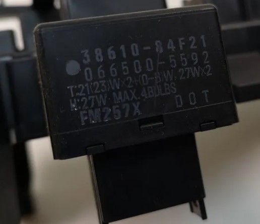 SUZUKI GRAND VITARA II MÓDULO DE FUSIBLE 3861084F21 0665005592 - Imagen 3